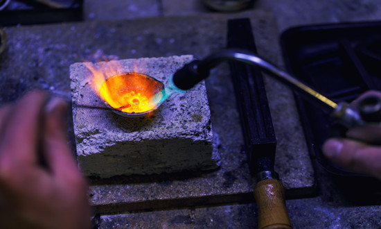 石墨的一個(gè)主要用途是生產(chǎn)耐火材料 石墨制品行業(yè)發(fā)展模式分析