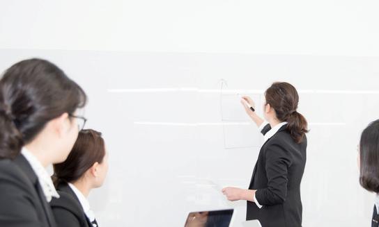 預(yù)計(jì)中國(guó)教育培訓(xùn)市場(chǎng)規(guī)模將達(dá)7.5萬(wàn)億元 2023年少兒英語(yǔ)培訓(xùn)行業(yè)發(fā)展現(xiàn)狀分析